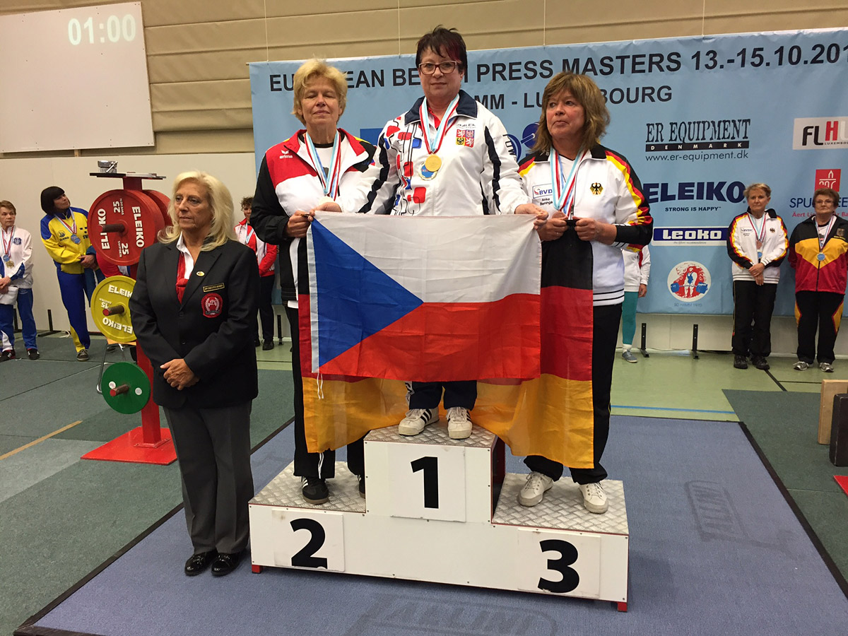 Hana Tak��ov� na ME v bench-pressu masters 2016