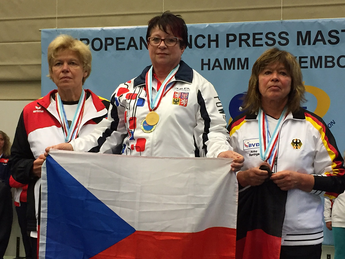 Hana Tak��ov� na ME v bench-pressu masters 2016