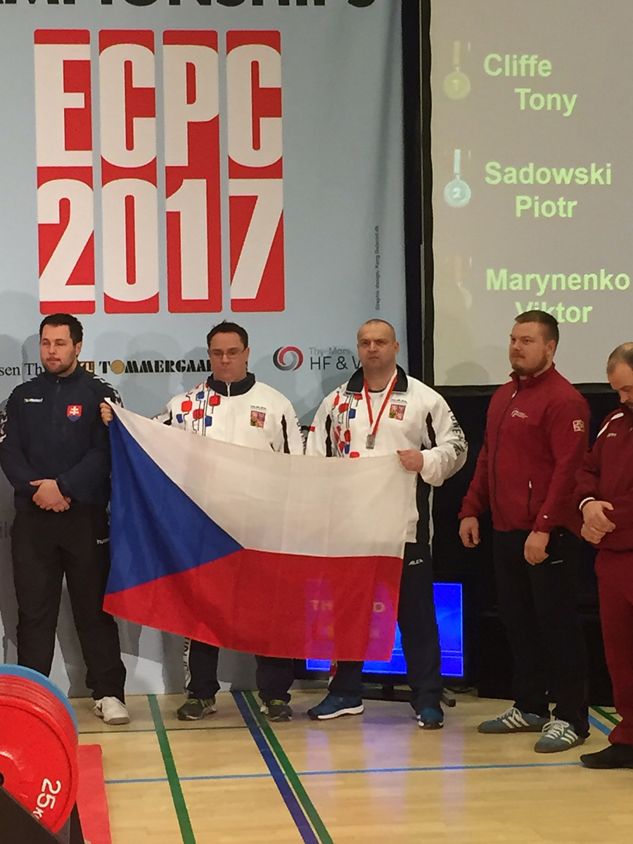 Martin �af�� a Pavol Dem��k na ME v RAW silov�m trojboji 2017