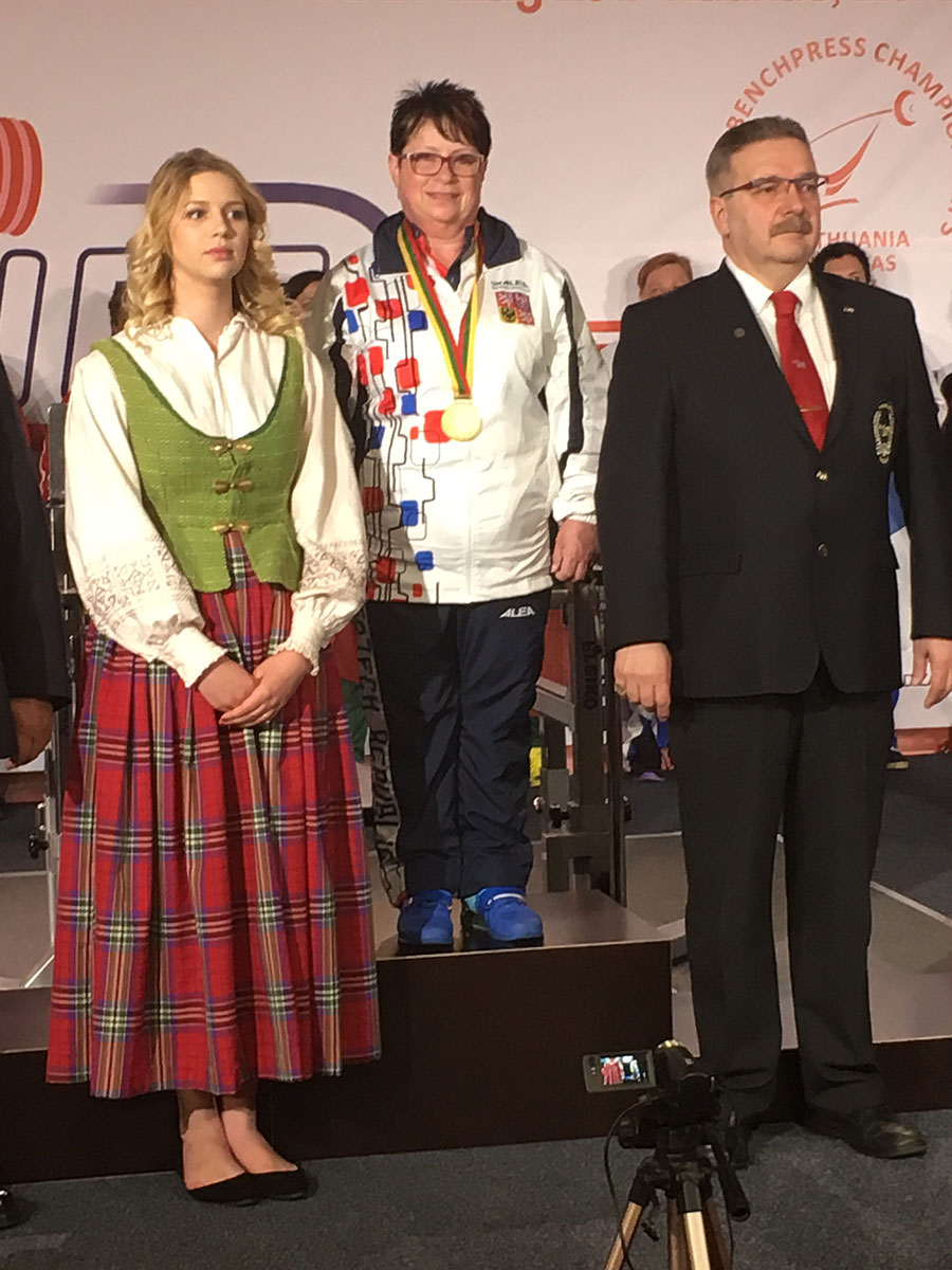 Hana Tak��ov� na MS v bench-pressu 2017
