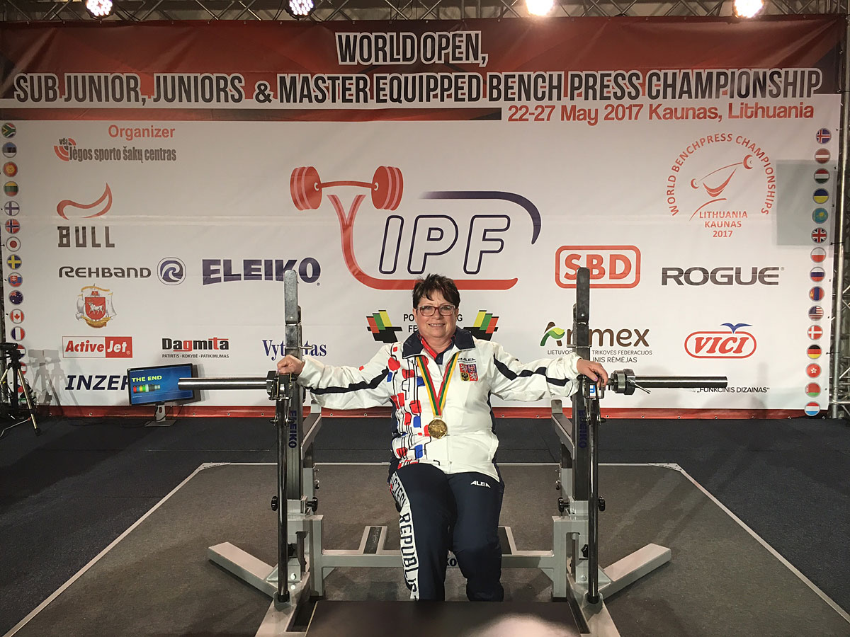 Hana Tak��ov� na MS v bench-pressu 2017