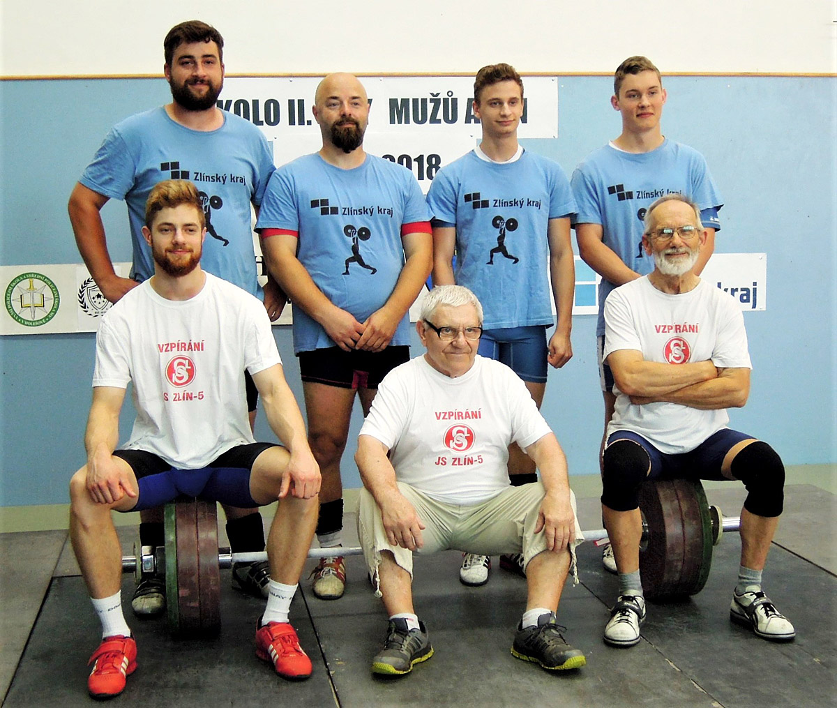Zleva naho�e Tom� Hofbauer, Anton�n �pidl�k, Dominik �est�k a Pavel Jan��k, dole Ond�ej Hovjack�, tren�r Jaroslav Janeba a jeho asistent Josef Vyb�ral