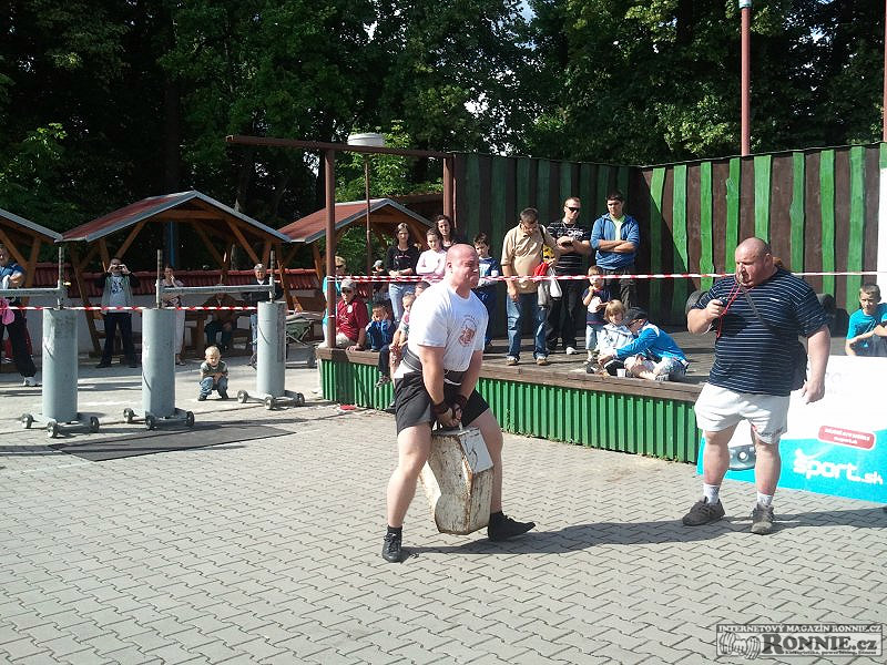 Marek Kmo�ko s kamenem